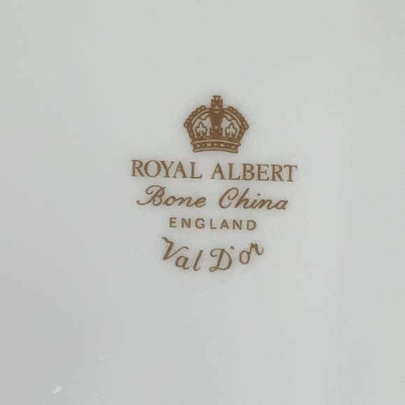 Set of 4 Royal Albert Val D'Or - Bone China - 8 Inch Luncheon Plates - EUC! - Picture 4 of 4